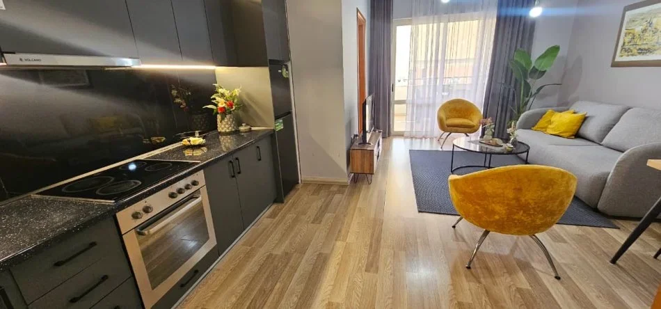 Tirane, jepet me qera apartament 1+1 Kati 4, 65 m² 700 € (Pazar i Ri)