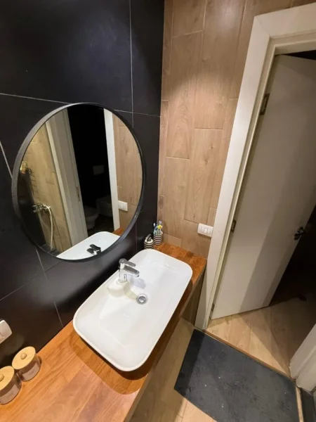 Tirane, jepet me qera apartament duplex 2+1+Ballkon Kati 1, 124 m² 1.000 € (kodra e diellit)