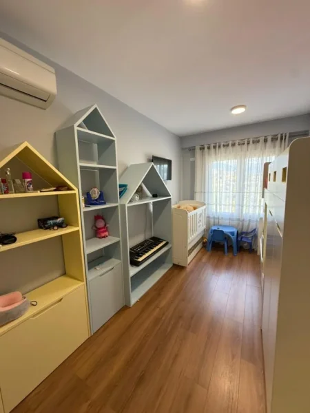 Tirane, jepet me qera apartament duplex 2+1+Ballkon Kati 1, 124 m² 1.000 € (kodra e diellit)