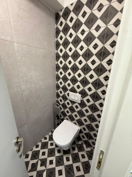 Tirane, jepet me qera apartament duplex 2+1+Ballkon Kati 1, 124 m² 1.000 € (kodra e diellit)