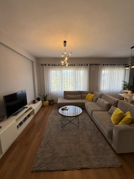 Tirane, jepet me qera apartament duplex 2+1+Ballkon Kati 1, 124 m² 1.000 € (kodra e diellit)
