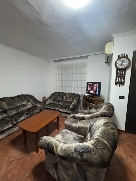 Tirane, jepet me qera apartament 2+1+Ballkon Kati 4, 100 m² 550 € (Qender , prane 15 kateshit ,)