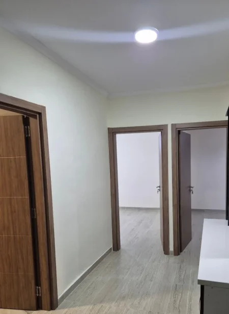 Tirane, jepet me qera apartament 1+1 Kati 4, 60 m² (Rruga Zonja Curre)