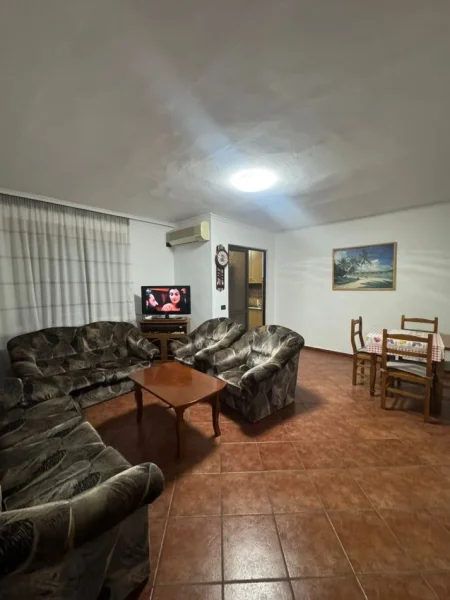 Tirane, jepet me qera apartament 2+1+Ballkon Kati 4, 100 m² 550 € (Qender , prane 15 kateshit ,)