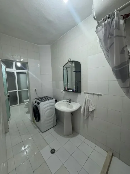 Tirane, jepet me qera apartament 2+1+Ballkon Kati 4, 100 m² 550 € (Qender , prane 15 kateshit ,)