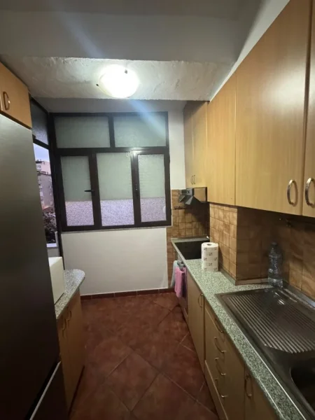 Tirane, jepet me qera apartament 2+1+Ballkon Kati 4, 100 m² 550 € (Qender , prane 15 kateshit ,)