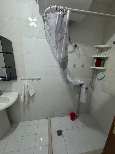 Tirane, jepet me qera apartament 2+1+Ballkon Kati 4, 100 m² 550 € (Qender , prane 15 kateshit ,)