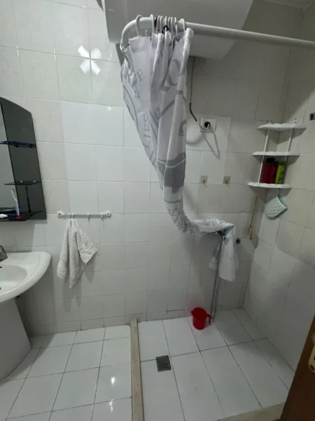 Tirane, jepet me qera apartament 2+1+Ballkon Kati 4, 100 m² 550 € (Qender , prane 15 kateshit ,)