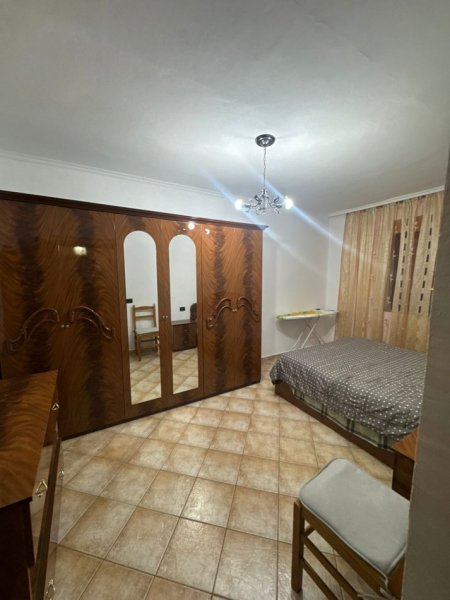 Tirane, jepet me qera apartament 2+1+Ballkon Kati 4, 100 m² 550 € (Qender , prane 15 kateshit ,)
