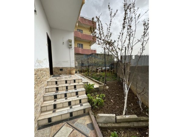 Tirane, shitet Vile , 300 m² 250.000 € (SHKOZE)