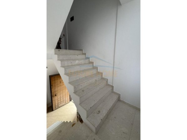 Tirane, shitet Vile , 300 m² 250.000 € (SHKOZE)