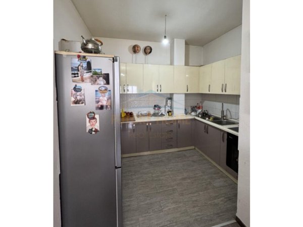 Tirane, shitet Vile , 300 m² 250.000 € (SHKOZE)