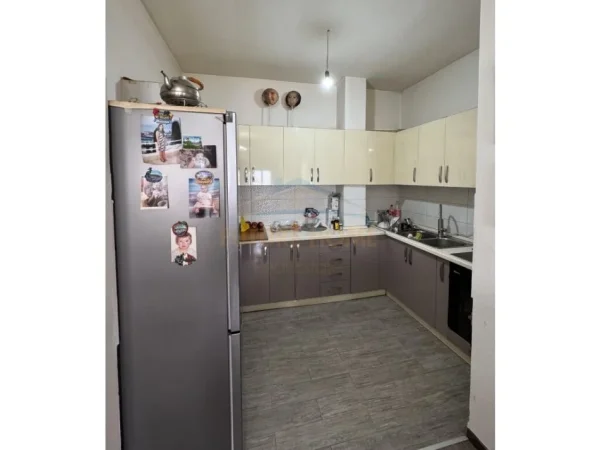 Tirane, shitet Vile , 300 m² 250.000 € (SHKOZE)