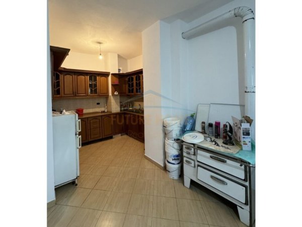 Tirane, shitet Vile , 300 m² 250.000 € (SHKOZE)