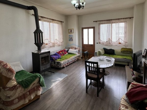 Tirane, shitet Vile , 300 m² 250.000 € (SHKOZE)