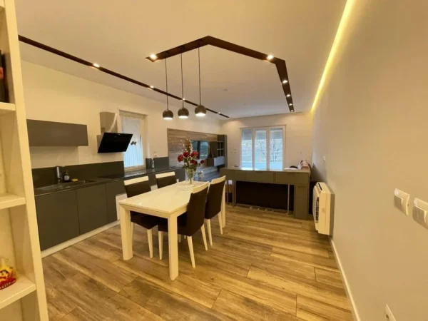 Tirane, jepet me qera apartament 3+1 , 140 m² (Kopshti Zoologjik)