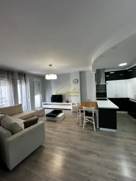 Tirane, jepet me qera apartament 2+1+2 Kati 7, 120 m² 800 € (21 DHJETORI)