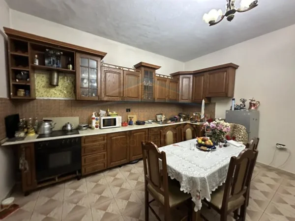 Tirane, shitet shtepi , 332 m² 290.000 € (ALLIAS)