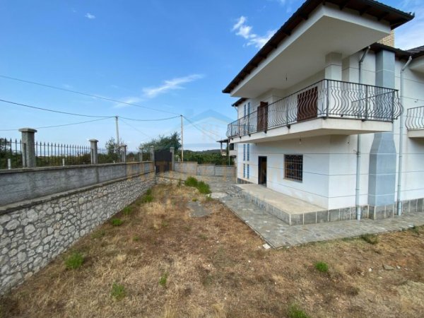 Tirane, shitet Vile , 251 m² 250.000 € (TUFINE)