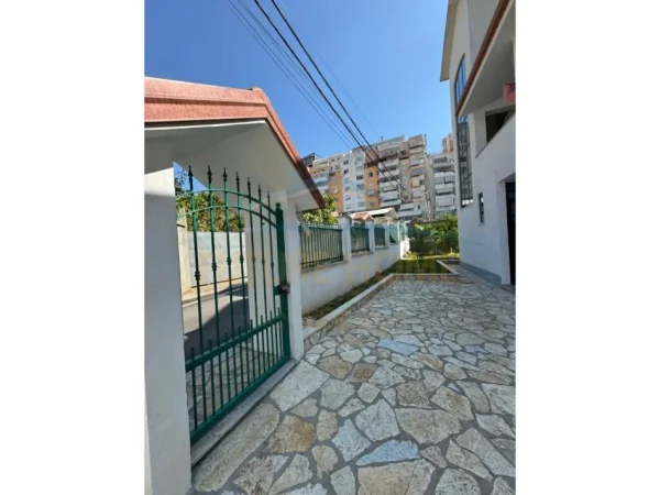 Tirane, shitet Vile , 361 m² 420.000 € (FRESK)