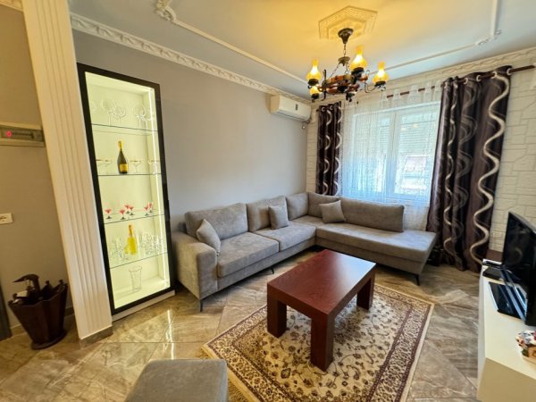 Tirane, jepet me qera apartament 1+1 Kati 3, 900 € 