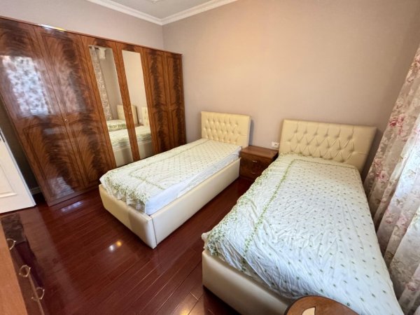 Tirane, jepet me qera apartament 1+1 Kati 3, 900 € 