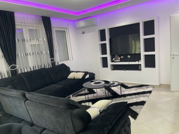 Tirane, jepet me qera apartament 2+1+Ballkon Kati 4, 110 m² 750 € 