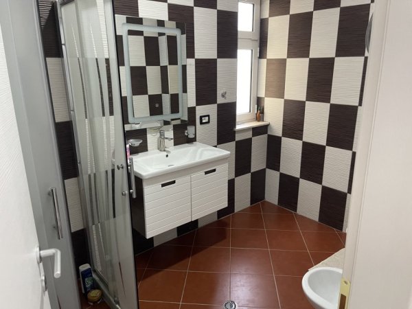 Tirane, jepet me qera apartament 2+1+Ballkon Kati 4, 110 m² 750 € 