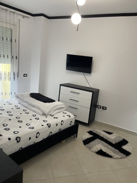 Tirane, jepet me qera apartament 2+1+Ballkon Kati 4, 110 m² 750 € 