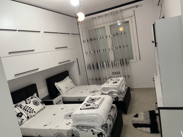 Tirane, jepet me qera apartament 2+1+Ballkon Kati 4, 110 m² 750 € 