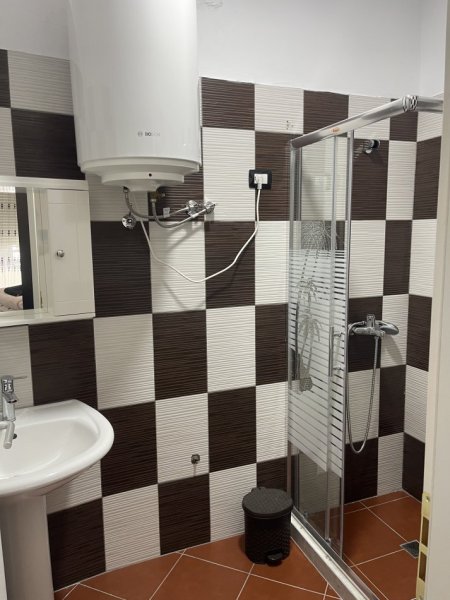 Tirane, jepet me qera apartament 2+1+Ballkon Kati 4, 110 m² 750 € 