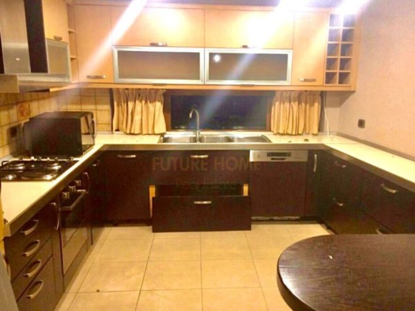 Tirane, shitet Vile , 379 m² 700.000 € (VILAT GJERMANE)