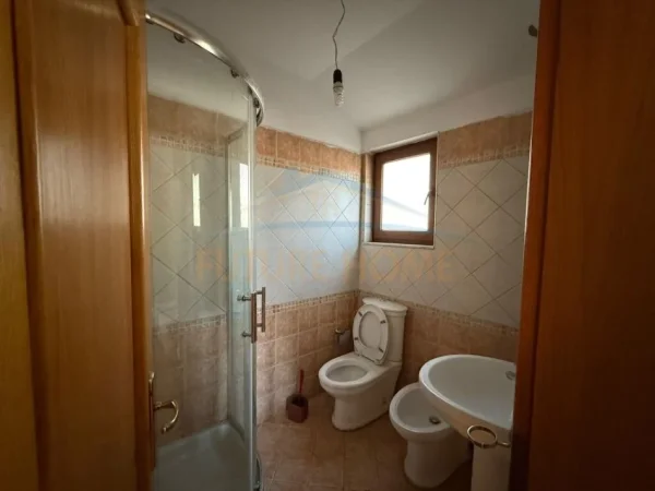 Tirane, jepet me qera apartament 4+1 Kati 3, 149 m² 500 € (selite)