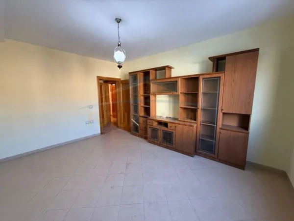 Tirane, jepet me qera apartament 4+1 Kati 3, 149 m² 500 € (selite)