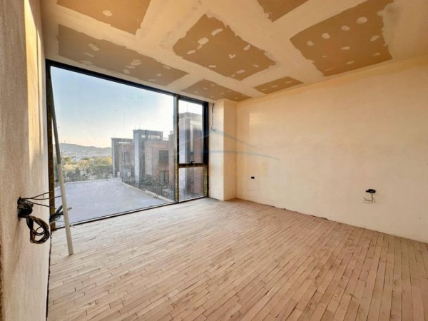 Tirane, shitet Vile , 313 m² 450.000 € (PRANE LIQENIT TE FARKES)