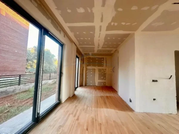 Tirane, shitet Vile , 313 m² 450.000 € (PRANE LIQENIT TE FARKES)