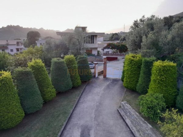 Tirane, shitet Vile , 300 m² 320.000 € (DAJT)