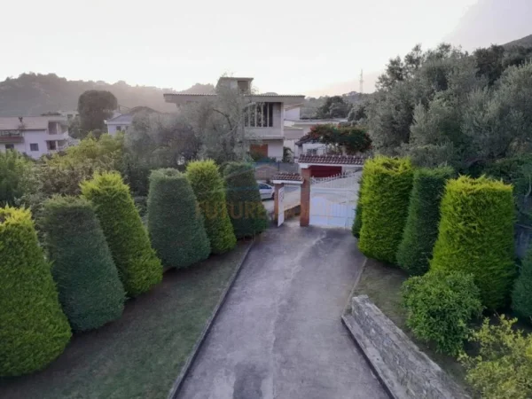 Tirane, shitet Vile , 300 m² 320.000 € (DAJT)