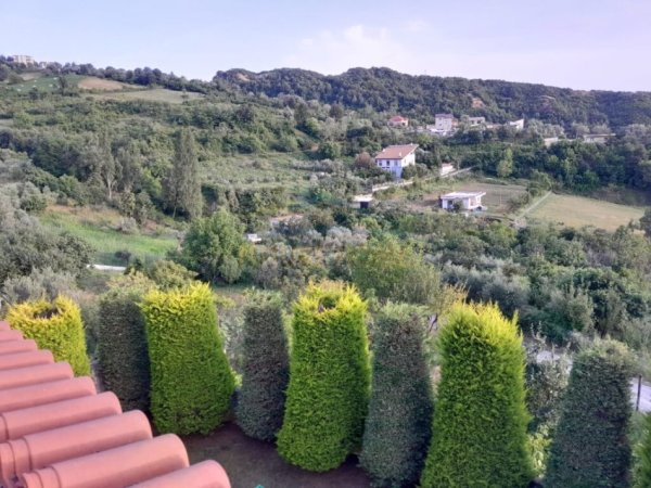 Tirane, shitet Vile , 300 m² 320.000 € (DAJT)