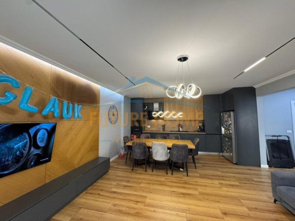 Tirane, shitet apartament 2+1+2+Ballkon Kati 12, 118 m² 310.000 € (Komuna e Parisit)