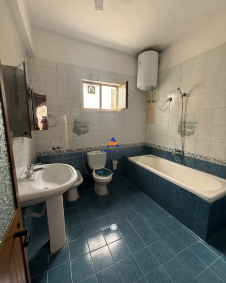 Tirane, jepet me qera apartament 2+1+Ballkon Kati 2, 85 m² 450 € (PRANE UET, PORCELAN)