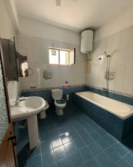 Tirane, jepet me qera apartament 2+1+Ballkon Kati 2, 85 m² 450 € (PRANE UET, PORCELAN)