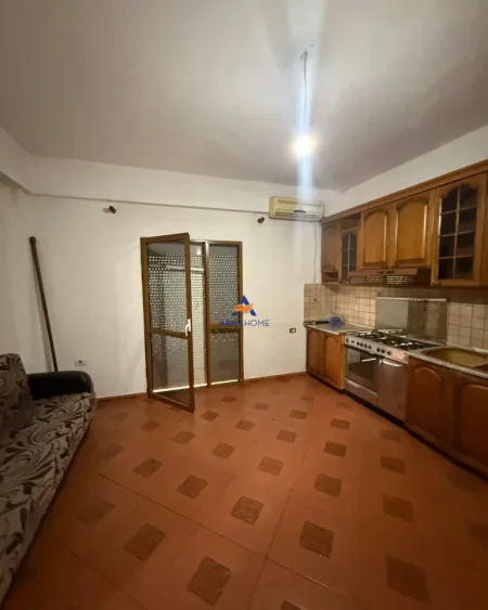 Tirane, jepet me qera apartament 2+1+Ballkon Kati 2, 85 m² 450 € (PRANE UET, PORCELAN)