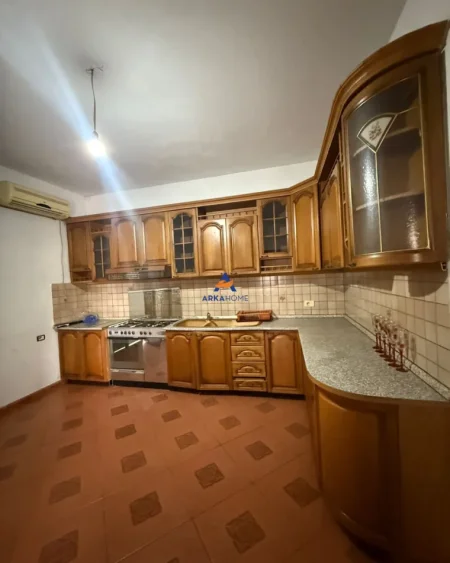 Tirane, jepet me qera apartament 2+1+Ballkon Kati 2, 85 m² 450 € (PRANE UET, PORCELAN)