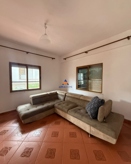 Tirane, jepet me qera apartament 2+1+Ballkon Kati 2, 85 m² 450 € (PRANE UET, PORCELAN)