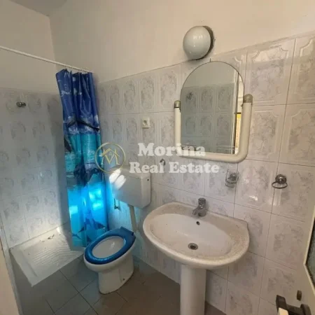 Tirane, jepet me qera ambjent biznesi , 240 m² 1.500 € (Selvia)