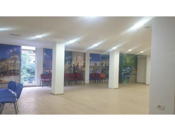 Tirane, jepet me qera zyre Kati 1, 300 m² 3.700 € (Shkolla e Baletit)