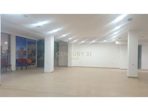 Tirane, jepet me qera zyre Kati 1, 300 m² 3.700 € (Shkolla e Baletit)
