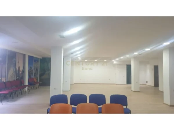 Tirane, jepet me qera zyre Kati 1, 300 m² 3.700 € (Shkolla e Baletit)