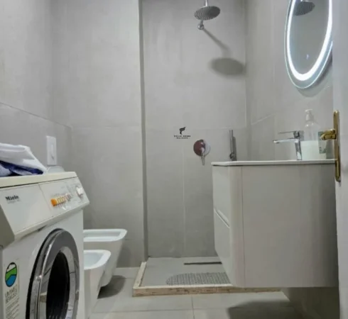 Tirane, jepet me qera apartament 2+1 Kati 8, 115 m² 750 € (KOMUNA E PARISIT)